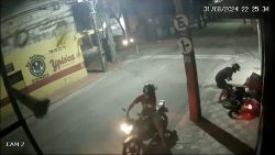 assaltante-derruba-entregador-em-motocicleta-e-rouba-celular-da-vitima-em-fortaleza;-video