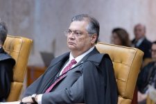 x-suspenso-no-brasil:-em-voto,-dino-diz-que-quem-descumpre-decisao-parece-‘se-considerar-acima-da-lei’