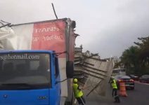 bau-de-caminhao-‘se-desmonta’-apos-colisao-com-limitador-na-barra-da-tijuca;-video