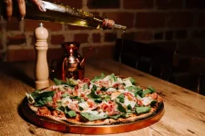 pizzaria-di-pietre-comemora-15-anos-na-capital-com-novidades-no-cardapio.