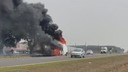 van-pega-fogo-no-acostamento-da-rodovia-marechal-rondon-em-agudos;-video