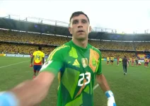 dibu-martinez,-goleiro-da-argentina,-da-tapa-em-camera-apos-derrota-para-colombia