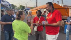 candidato-a-prefeitura-de-bauru,-marcos-chagas-visita-feira-livre-e-discute-importancia-do-comercio-local