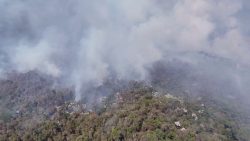 video:-pico-das-cabras-tem-pelo-menos-seis-focos-ativos-de-incendios,-diz-corpo-de-bombeiros