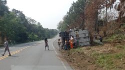 video:-grupo-saqueia-carga-de-caminhao-tombado-no-parana-apos-atacar-bombeiros-com-pedras-e-machados,-diz-corporacao