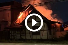 video:-incendio-atinge-casa-enxaimel-com-protecao-cultural-em-joinville