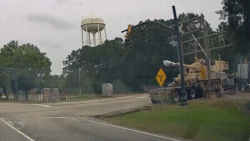 video:-trem-atinge-caminhao-que-levava-tanque-militar-nos-eua