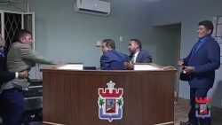 video:-vereador-arremessa-copo-e-parlamentares-trocam-agressoes-durante-sessao-na-camara-de-sao-joao-do-arraial