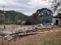 dois-morrem-e-casa-fica-destruida-apos-incendio-em-area-rural-na-serra-de-sc