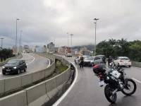 carros-rodam-com-oleo-na-pista-e-acidente-congestiona-centro-de-florianopolis