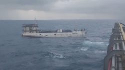 buscas-por-desaparecido-em-naufragio-de-navio-de-carga-concordia-sao-retomadas;-corpos-de-tres-pessoas-foram-encontrados-a-4-km-da-costa