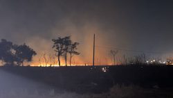 video:-incendio-de-grandes-proporcoes-atinge-a-br-050-em-uberlandia,-sentido-araguari