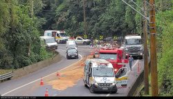 caminhao-tomba-na-descida-da-serra-da-rodovia-dos-tamoios,-em-caraguatatuba