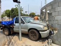 acidente-entre-van-escolar-e-caminhonete-deixa-cinco-feridos-e-derruba-muro-em-piracicaba