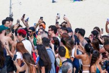 shawn-mendes-e-cercado-por-multidao-de-fas-na-praia-de-ipanema