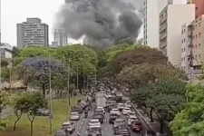 fogo-em-objetos-e-caos-no-transito:-o-que-se-sabe-sobre-o-incendio-no-viaduto-de-sp