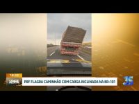 prf-flagra-caminhao-com-carga-inclinada-na-br-101-em-barra-velha