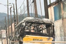 van-escolar-fica-destruida-apos-incendio-e-fogo-atinge-rede-eletrica-no-litoral-de-sp