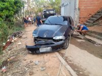 carro-cai-em-barranco-e-quase-atinge-casa-em-volta-redonda