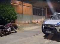 policia-procura-por-suspeito-de-atirar-contra-jovem-na-porta-da-casa-dele,-em-caratinga