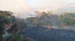 incendio-de-grandes-proporcoes-destroi-playground-e-mobiliza-o-corpo-de-bombeiros-em-boituva;-video