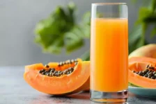 detox,-ajuda-a-emagrecer-e-fortalece-a-imunidade:-os-beneficios-do-suco-de-mamao-com-gengibre